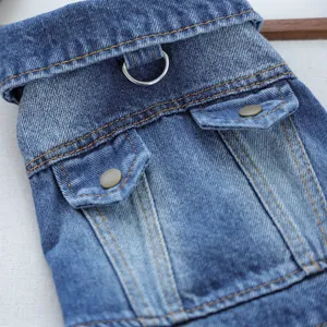 Détail de la veste en jean pour animal avec anneau en D et coutures sur la poche