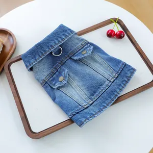 Gilet en jean bleu classique pour animaux avec poches et anneau en D sur plateau bois