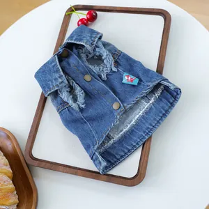 Détail du gilet en jean pour animaux avec boutons métalliques rétro et bords effilochés