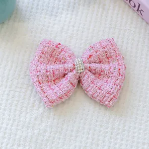Vue détaillée de la barrette en tweed rose pour animaux avec perles et strass chic