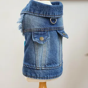 Détail du gilet en jean pour chien avec anneau en D métallique et finitions effilochées