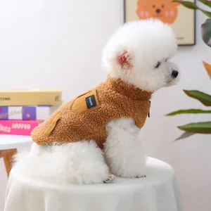 Gilet in sherpa marrone per cani con tasca gialla e fodera calda scozzese