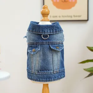 Gros plan d'un gilet en jean pour animaux avec anneau en D, poches et bords effilochés