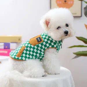 Gilet reversibile per cani in lana d'agnello con motivo a scacchi verde e fodera in pile