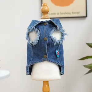 Détail du gilet en jean pour animaux avec boutons en bronze et bords effilochés aux pattes
