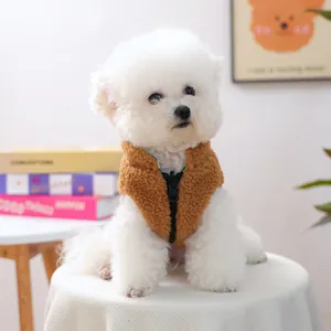 Dettaglio del gilet per cani in pile marrone con cerniera indossato da un Bichon Frisé