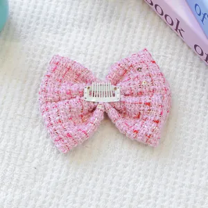 Détail arrière d'un nœud en tweed rose avec clip BB argenté pour petits animaux