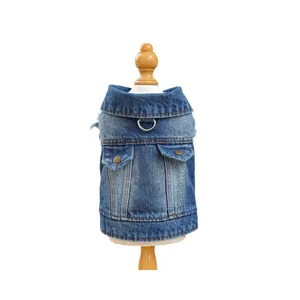 Gilet rétro en jean pour chien avec anneau en D et poches sur mannequin en bois
