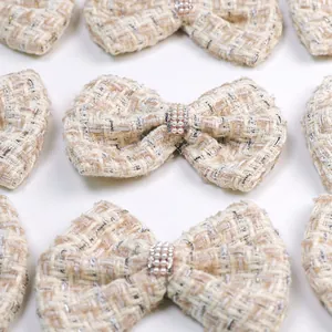 Barrette élégante en tweed beige pour chiens et chats avec perles et strass