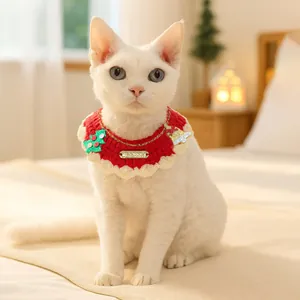 Handgemaakte gehaakte kersthalsband voor huisdieren met gouden plaatje voor de kat