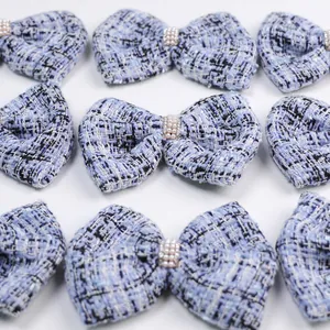 Détail du nœud papillon en tweed bleu clair avec perles pour petits animaux