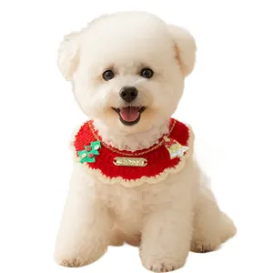 Handgemaakte gebreide kerstsjaal met boom en bellen voor katten en kleine honden