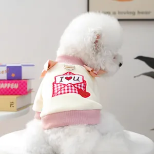 Detailansicht des süßen Hundepullovers mit gesticktem Umschlag und Herz für Haustiere.