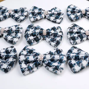 Gros plan sur des pinces à cheveux en tweed bleu avec détails en perles fines