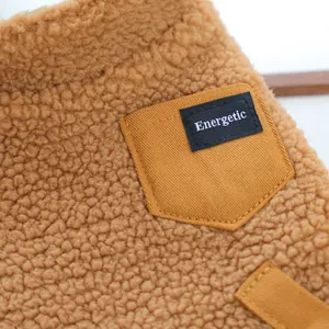 Dettaglio del caldo gilet per cani in lana d'agnello con texture pile e toppa Energetic