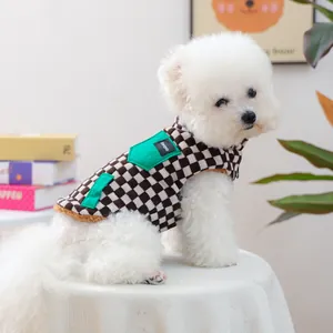 Dettaglio gilet per cani a scacchi con fodera in sherpa e tasca decorativa verde