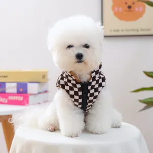 Dettaglio del gilet a scacchi per cani con collo in pile e cerniera sul retro