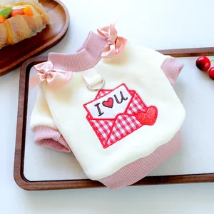 Süßer rosa Haustierpullover mit Schleife und Umschlag Stickerei für Hunde und Katzen Detail