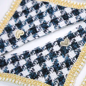 Μαντήλι σκύλου με μπλε-λευκό μοτίβο houndstooth, πέρλες και χρυσές καρδιές
