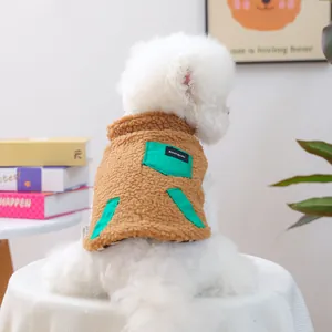 Dettaglio del gilet in pile marrone per cani con tasche verdi e targhetta Energetic