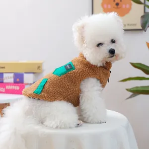 Gilet in pile marrone per cani con tasca verde e cerniera per il calore invernale