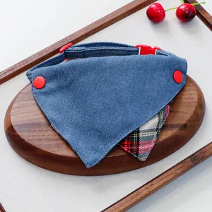 Verstelbare honden bandana van denim met rode gesp en omkeerbaar ruitjespatroon design
