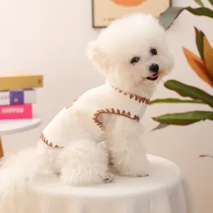 Cremeweiße gestrickte Hundeweste mit Bärenstickerei für kleine Haustiere in warmer Umgebung