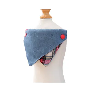 Dubbelzijdige bandana voor huisdieren van blauwe denim en rode ruitjesvoering