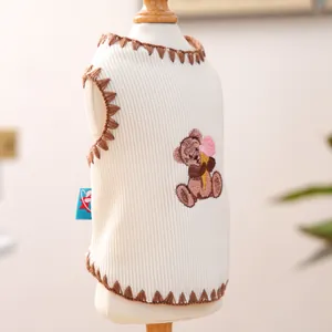 Detail der Haustier-Strickweste mit Bärenstickerei und Rippstoff auf einem Mannequin
