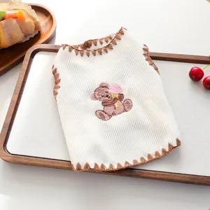 Gestrickte Haustierweste mit Bärenstickerei und Rippstruktur für kleine Hunde und Katzen
