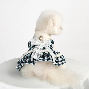Détails de la robe pour chien en pied-de-poule bleu avec nœud en dentelle blanche