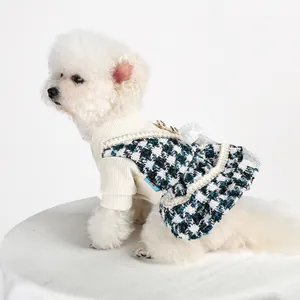 Détail de robe pour animal avec motif pied-de-poule, chaîne perlée et dentelle blanche
