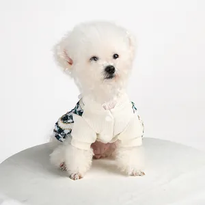 Robe cardigan tricotée blanche pour chien avec bordure en tweed bleu pour petits animaux