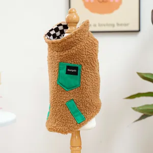 Dettaglio del gilet in pile marrone per cani con tasca verde e etichetta Energetic
