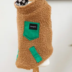 Dettaglio del caldo gilet per cani in lana d'agnello con tasca verde e toppa logo