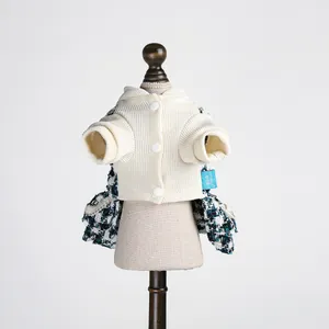 Détail de la jupe en tweed avec petites poches et coutures du gilet pour animaux