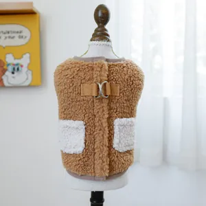 Chaleco de forro polar sherpa marrón para perro con bolsillo blanco y anillo en D