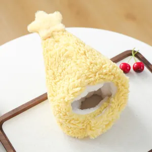 Vista detallada de un gorro de peluche amarillo para mascotas con estrella y forro