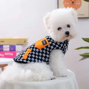 Dettaglio del gilet a scacchi per cani con tasche arancioni su un cane bianco