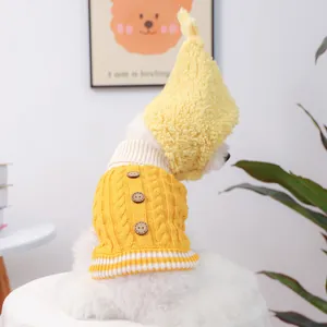 Jersey para perro de punto trenzado amarillo jengibre con botones de madera y gorro de peluche