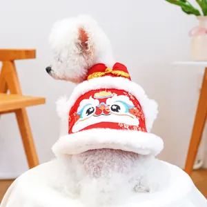 Détail de cape festive rouge pour animaux avec broderie lion et bordure peluche