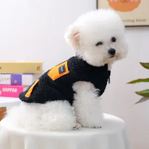 Dettaglio di un gilet in pile nero per cani con tasche arancioni decorative