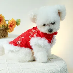 Détail du costume Tang festif pour animaux avec broderie dorée et bordure en fausse fourrure