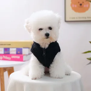 Dettaglio del gilet in pile nero per cani con cerniera e colletto antivento