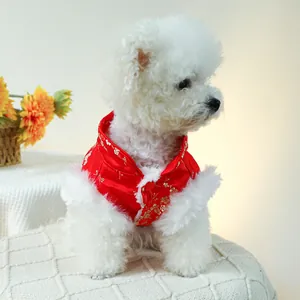 Détail du vêtement chinois du Nouvel An pour chien en rouge avec fleurs dorées et fausse fourrure
