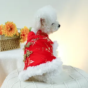 Détail d'une robe de fête pour chien avec broderies dorées et anneau en D métallique