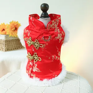 Détail de gilet Tang pour animal rouge avec motifs floraux dorés et boutons chinois