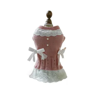Rosa gestricktes Haustierkleid mit weißem Spitzenkragen und Perlen für Hunde und Katzen