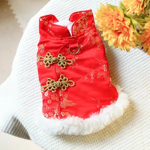Détail du cheongsam rouge pour animaux avec broderie dorée, fausse fourrure et anneau D