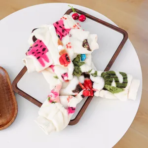 Detalle de un mono de forro polar para mascotas con estampado de fresas y sandías y botones a presión